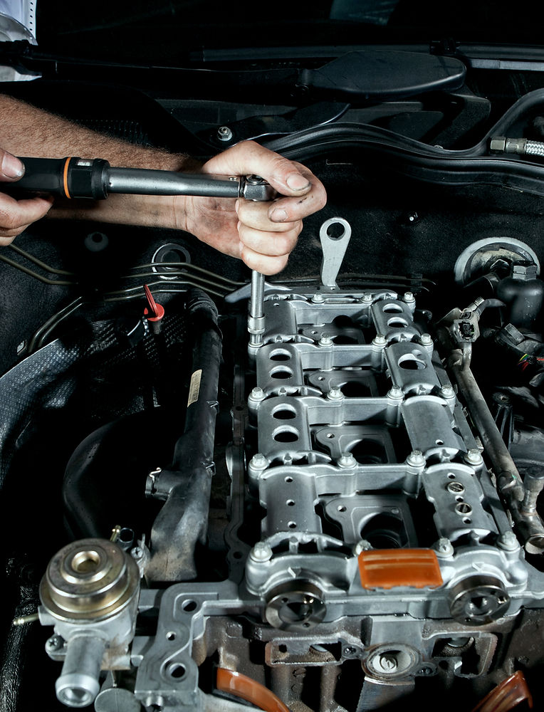 Réparation d'un moteur automobile en atelier